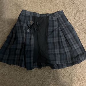 Hot Topic Pleated Mini Skirt Women’s Sz M Gray Black Plaid Buckles Gothic
